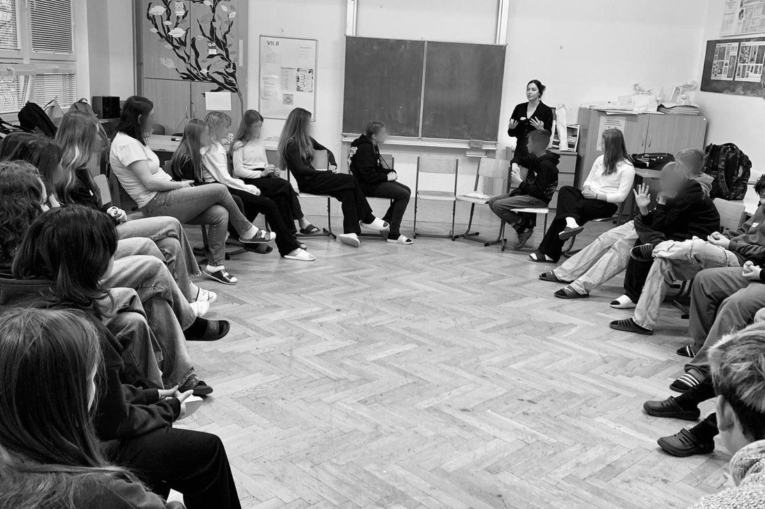 Preventivní program ve třídě – žáci sedí v kruhu, lektorka vede diskuzi.
